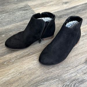Girls size Y2  black faux suede booties from Cat & Jack